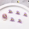 Ciondoli 3D viola a cappello da mago per nail art di Halloween su sfondo bianco - #1 Cappello da Strega