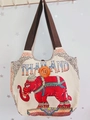Detailansicht der Elefanten-Stickerei und des Holzknopfes auf der Ethno-Tragetasche - Stil 36-Rot Thailand Elefant