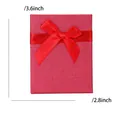 Vista dall'alto di confezione regalo rossa con fiocco, misura 9,1 cm per 7,1 cm - Rosso