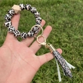 Llavero de pulsera con cuentas de silicona con estampado de girasol y elegante borla - A-003/Leopardo Blanco y Negro + Borla de Leopardo Rosa