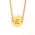 Collier minimaliste en acier inoxydable doré avec pendentif rond évidé et lettre E - Lettre E