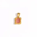 Makroansicht des goldenen rechteckigen Anhängers mit einem rosa Zirkonia-Edelstein - Rosa Quadrat-Stil (Stil 2)