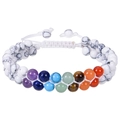 Vista macro del bracciale chakra a doppio strato con perle di turchese bianco e cordino regolabile - Stile Turchese Bianco