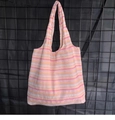 Dettaglio ravvicinato del tessuto a righe colorate con trama goffrata della borsa shopping - Riga Orizzontale / Rosa