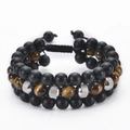 Detalle de pulsera trenzada de tres capas con piedra de lava y cuentas de ojo de tigre - Pulsera de Ojo de Tigre de Tres Capas