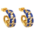 Dettaglio di orecchini a catena dorati con smalto blu scuro e zirconi bianchi lucidi - Blu scuro