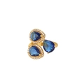Detailaufnahme eines Goldrings mit drei blauen Zirkonia-Steinen in Tropfenform - Gold/Blauer Zirkonia