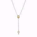 Dettaglio della collana rosario con medaglia della Vergine e ciondolo a croce lucente - Catena rosa chiaro dorata