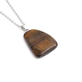 Onregelmatige tijgeroog stenen hanger met zilveren metalen ketting op witte achtergrond - Tijgeroog Steen/NSN0247