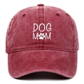 Détail de la broderie DOG MOM avec patte sur une casquette de baseball en coton bordeaux - Réglable / Bordeaux