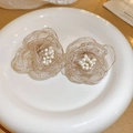 Orecchini a camelia in rete champagne con perla bianca e finitura dorata elegante - Stile 31 Perno in Argento