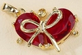 Goldener Herzanhänger mit rotem Zirkonia und elegantem Schleifendetail für Ketten - Rot