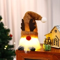Dettaglio di uno gnomo di Natale luminoso con corna di renna su una tavola festiva - Renna Luminosa (Cappello di Corna Marrone)