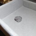 Nahaufnahme von Weißgold-Ring mit Zirkonia-Steinen in einer grauen Schmuckschatulle - 2# Silber Blatt Weizen Ohrmanschette Einzel