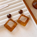 Boucles d'oreilles carrées en résine écaille de tortue marron sur un présentoir beige - 46# Carré Doré Marbré d'Ambre (Tige en Argent)