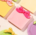Mini assiettes carrées en résine pour maison de poupée avec nœuds 3D de couleurs pastel - Assiette rose carrée