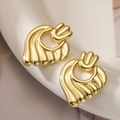 Pendientes de corazón dorados a la moda con brillo metálico sobre cerámica blanca - Forma de corazón/ala / Dorado