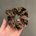 Leopard print scrunchie van nertswol fluweel met subtiele metalen glittertjes - Koffie