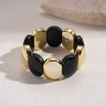 Detalle macro de la pulsera de eslabones ovales de acrílico en oro y negro mate - Pulsera - Negro