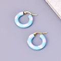 Nahaufnahme der 18k vergoldeten Creolen mit himmelblauer Emaille und rosa Punkten - 18K Gold-Hellblau Rosa Patchwork