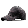 Primer plano de gorra de béisbol de cuero PU con patrón de calaveras en relieve - Ajustable / Café (JXB-5313Z)