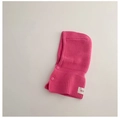 Dettaglio del passamontagna in maglia rosa acceso per bambini con bottone e logo - 48-52CM (Consigliato 2-6 Anni) / Rosa Rossa