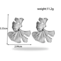 Elegante silberne Ginkgoblatt-Ohrringe aus Edelstahl mit texturierten Aderdetails - Silber Ginkgoblatt Stil