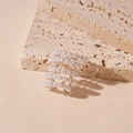Dettaglio del copriorecchie a cinque strati di perle su pietra naturale di travertino - Orecchino a Polsino Bianco