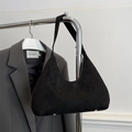 Detalle del bolso de ante negro mate para el hombro con remaches metálicos y forma de luna - Negro