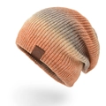 Bonnet en tricot dégradé orange, beige et gris avec une étiquette sport en cuir élégante - Dégradé Orange (XBG-9858)