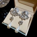 Macro de pendientes de flor plateados con cristales de circonio y gotas de perla - Plata (Pin de plata)
