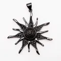 Détail du pendentif soleil avec zircons noirs sertis et plaquage en or véritable 18K - W5340-Noir