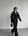 Dettaglio elegante blazer nero con scollo a V profondo, cintura e pantaloni larghi abbinati - S / Pants / Nero
