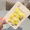 Dettaglio dei fermagli per capelli a farfalla con paillettes gialle e perle bianche - Clip a Becco d'Anatra Gialla (Coppia)