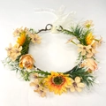 Detailansicht der Sonnenblumenkrone mit grünen Blättern und weißen Bändern - Gelber Sonnenblumen Stil