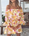 Detailopname van de off-shoulder halslijn en kleurrijke geometrische prints - S / Geel Bloemen