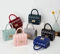 Mini gesteppte PVC Jelly Bags in sieben Farben mit gewebten Griffen und Goldverschluss - Rot