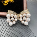 Élégante broche papillon dorée avec perles blanches et cristaux brillants style vintage - BZ083 Papillon en Perles