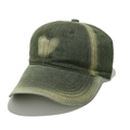 Dettaglio cappello da baseball in denim lavato verde militare con cuore sbiadito - M (56-58cm) / Verde