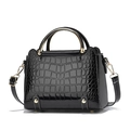 Bolso negro brillante con relieve de cocodrilo, anillas doradas y costuras en blanco - Negro