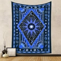Wandteppich mit Tarot-Sonne-Mond-Motiv in einem modern dekorierten Wohnzimmer - Blau Schwarz Astrologie (GT107507)