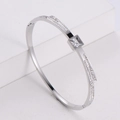 Bracciale in acciaio argento con cristallo quadrato e strass pavé dallo stile minimalista - Color Acciaio