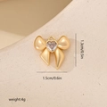 Detalle del colgante de lazo dorado con circón de corazón, mide 1,5x1,3cm y pesa 4g - Dorado Estilo Tres (Piedra Blanca)