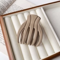 Elegante molletta per capelli marrone moka in scatola di velluto su libro aperto - Cachi Opaco