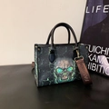 Modische Totenkopf-Tragetasche mit grün leuchtenden Augen und breitem Schultergurt - Grün