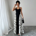 Detail des schwarzen Oberteils und des weißen Blumenmusters auf dem langen Sommerkleid - S / Schwarz