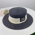 Dettaglio del cappello di paglia grigio scuro con paillettes, nastro a balze e etichetta - M (56-58 cm) Regolabile / Nero