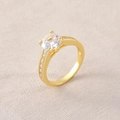 Bague cœur dorée élégante avec un grand zircon rond et des pierres pavées latérales - Grand Zircon Taille 9