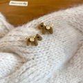 Gros plan de boucles d'oreilles chiot floquées marron avec détails dorés sur tricot - Clous Chiot Floqués Marrons (43#)
