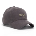 Dettaglio del ricamo 3D su cappellino in cotone lavato tortora scuro con fori di ventilazione - grigio scuro